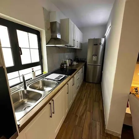빌라 Location 3-floor With 6 Bedrooms 티라나