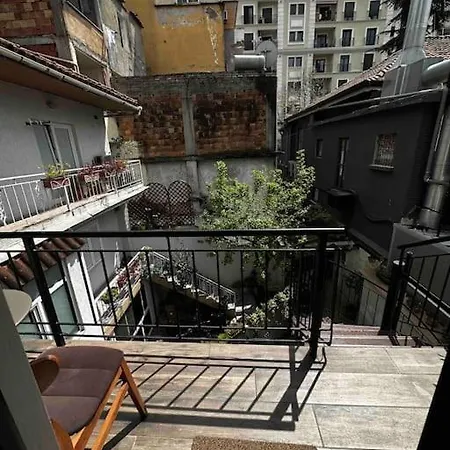 빌라 Location 3-floor With 6 Bedrooms 티라나