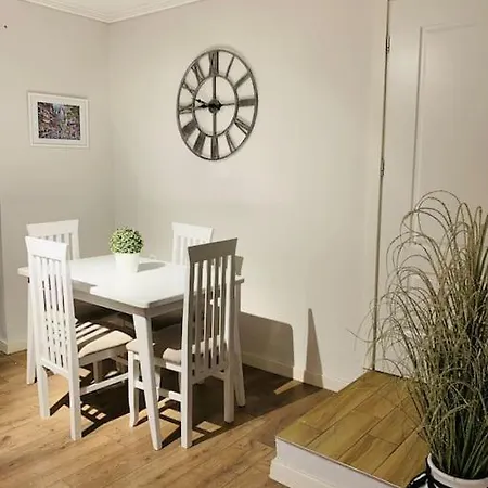 Location 3-floor With 6 Bedrooms 티라나