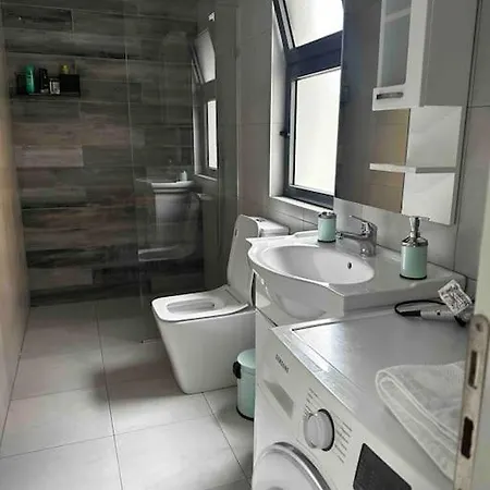 빌라 Location 3-floor With 6 Bedrooms 티라나