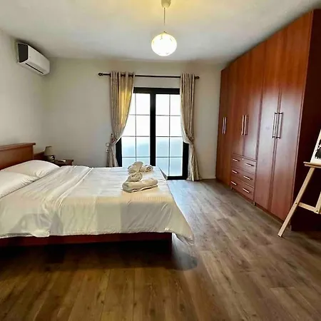 Location 3-floor With 6 Bedrooms טיראנה