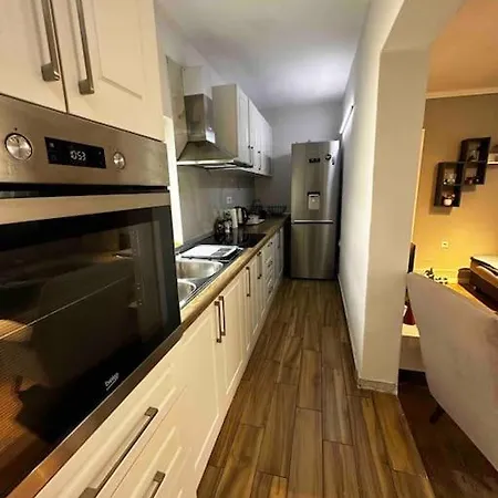 빌라 Location 3-floor With 6 Bedrooms 티라나