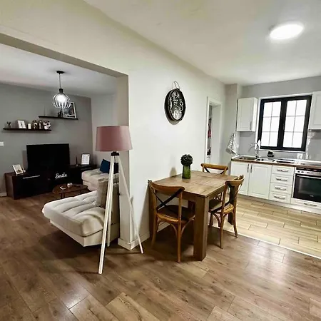 Location 3-floor With 6 Bedrooms טיראנה