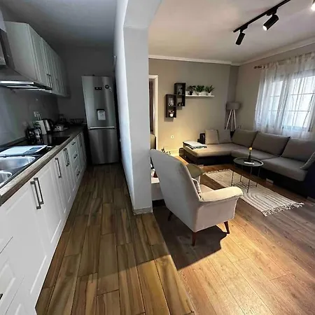 Location 3-floor With 6 Bedrooms 티라나