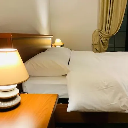 Location 3-floor With 6 Bedrooms 티라나