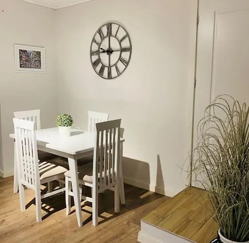 Location 3-floor With 6 Bedrooms טיראנה