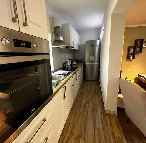 וילה Location 3-floor With 6 Bedrooms טיראנה