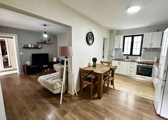 Location 3-floor With 6 Bedrooms טיראנה