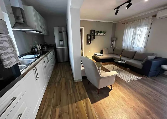 Location 3-floor With 6 Bedrooms טיראנה