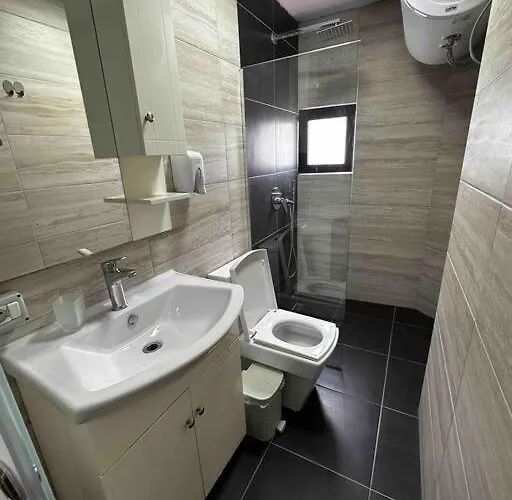 Location 3-floor With 6 Bedrooms 别墅 *