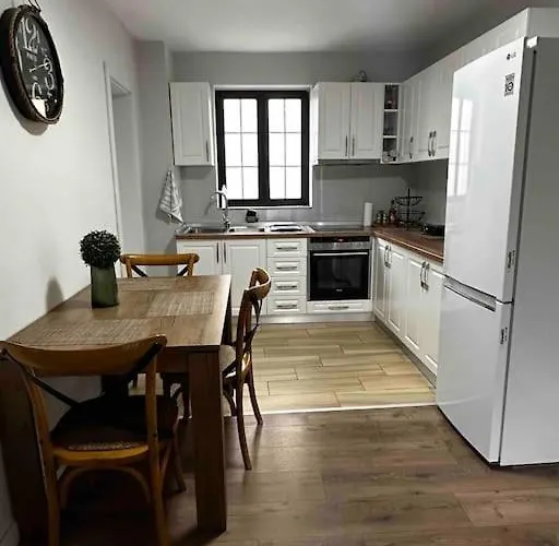 Location 3-floor With 6 Bedrooms 别墅