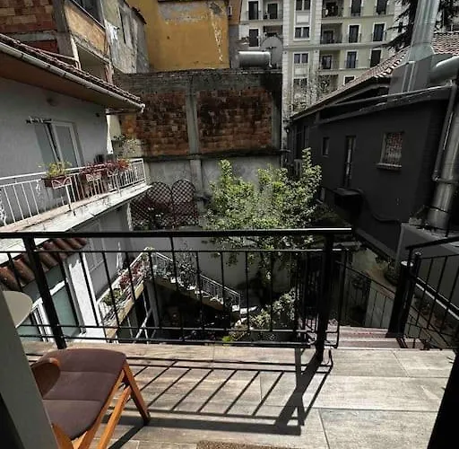 别墅 Location 3-floor With 6 Bedrooms 地拉那